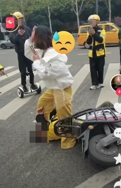 重庆送外卖爆料视频最新,街头惊险瞬间,揭秘送餐背后的风险挑战 第2张 重庆送外卖爆料视频最新,街头惊险瞬间,揭秘送餐背后的风险挑战 第2张